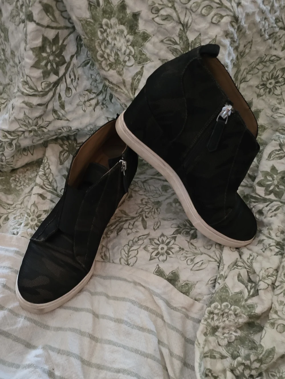Women's Size 9 High-Top Wedge Sneakers - Black Camouflage